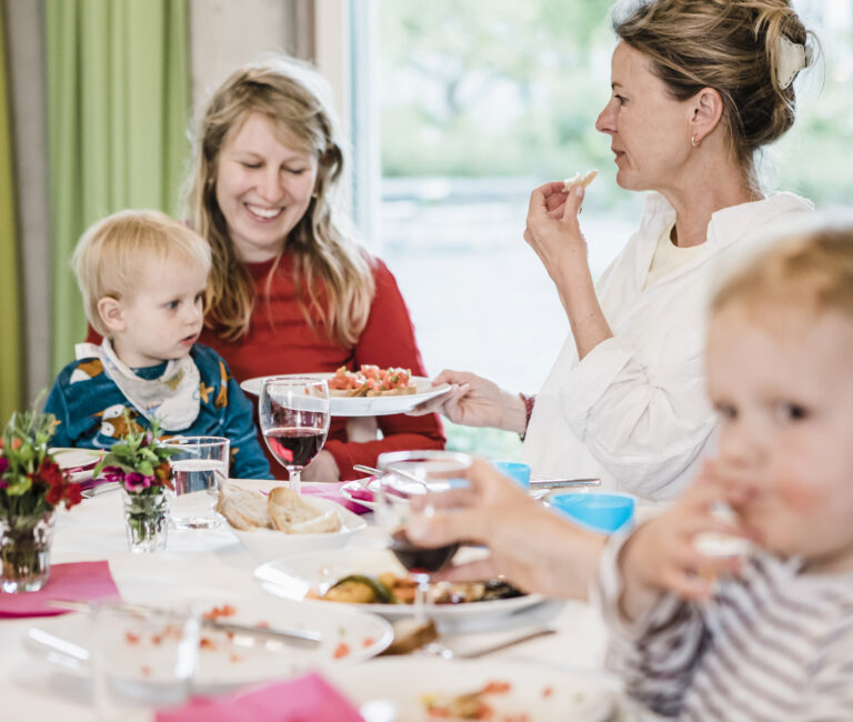 Die alleinerziehenden Mütter und Väter geniessen den Austausch.