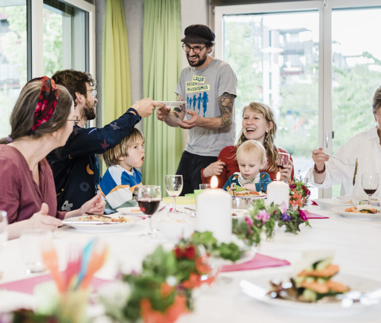 Simon Crescente (Mitte) bekocht die neu gegründete Tavolata.